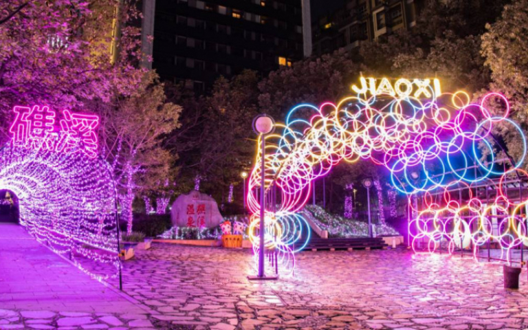 礁溪溫泉燈花季以情境式的「海底總動員」呈現，與您相約在冬季