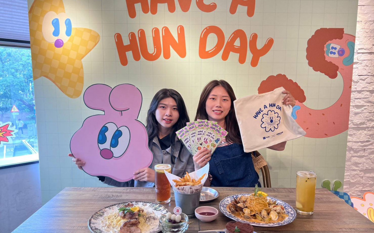 義式餐廳與超萌插畫合作！打卡送脆薯或布丁，點雙人套餐贈聯名商品！