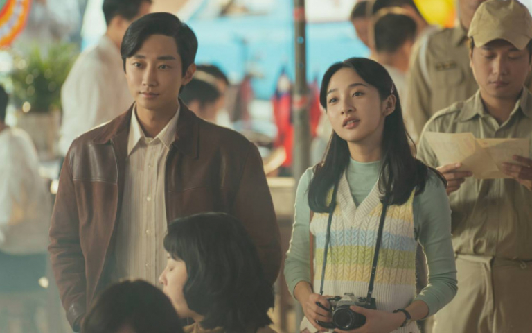 《那張照片裡的我們》振永抖胸肌秀「一周六次」健身成果！宋柏緯憋氣戴眼鏡一秒回到1977