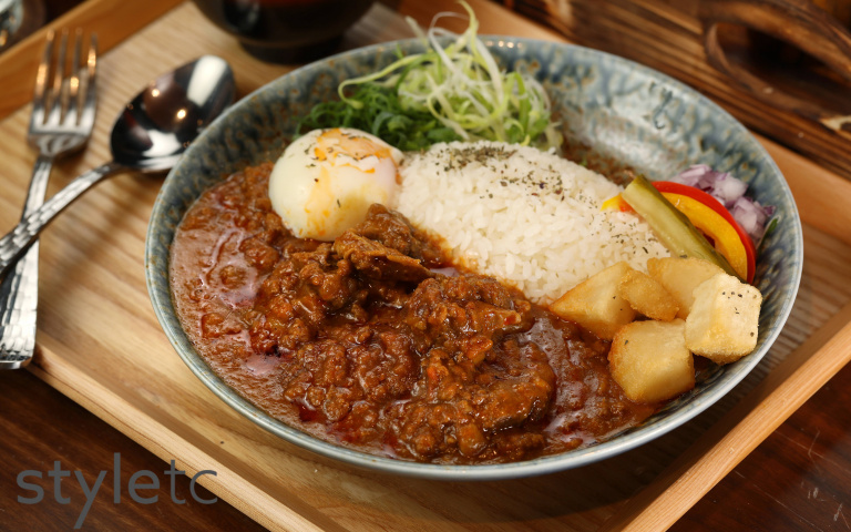 人氣咖哩清單1/拉麵名店體系「隱咖哩」 美味關鍵豚骨湯