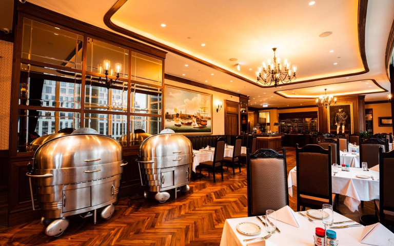 整桌79折！信義區頂級牛排餐廳款待「確診康復者」，同行者也可享優惠！