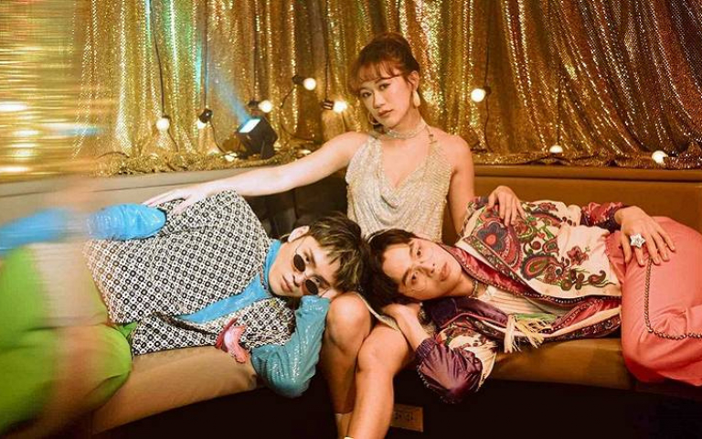 展榮展瑞大跳「媽寶舞」　虛擬歌手首亮相