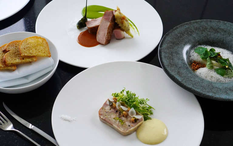 高空景觀餐廳全新轉型、單點菜色自由組合　3道精緻法菜千元有找