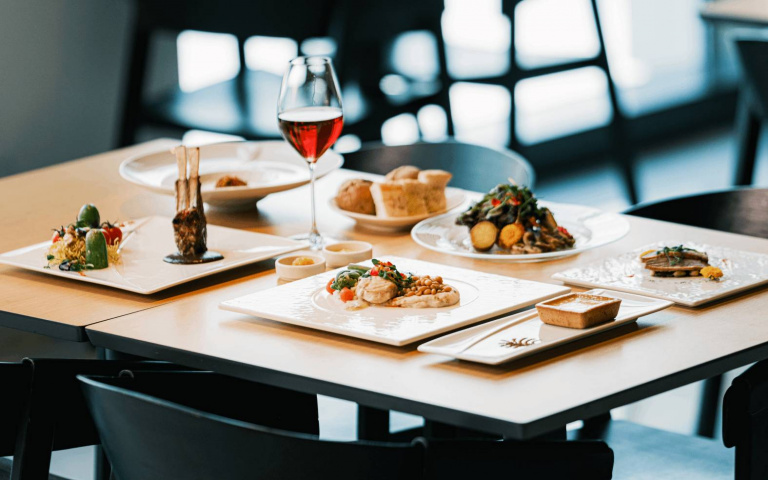 行旅推全新午間套餐！開吃爐烤鱷魚肉、桂花春雞等限定美食！