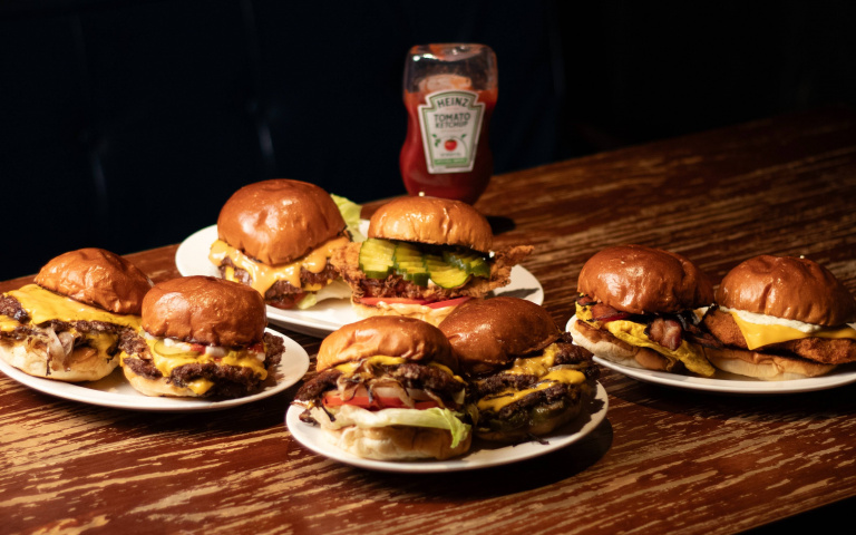 臺虎精釀啜飲室大安、臺中推「厚磅漢堡」！粉嫩多汁口感一吃就上癮！