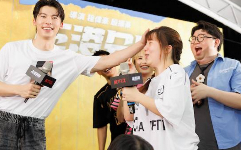 許光漢寵粉祭「摸頭殺」全場暴動　林鶴軒拉正港分局小隊員嗨跳應援舞