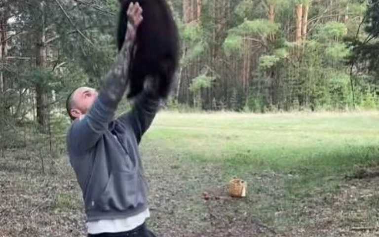 戰鬥民族的日常？　俄羅斯歌手「和小熊玩、騎大熊」