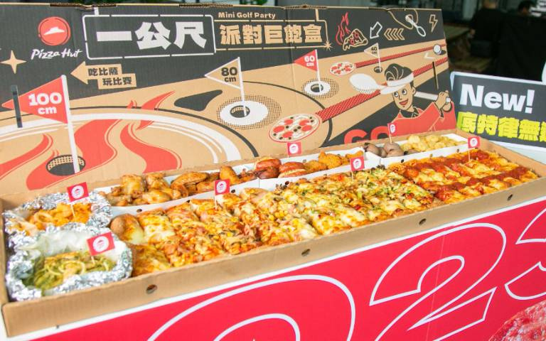 「無邊脆皮比薩」來了！必勝客「一公尺巨飽盒」請喝可樂、再抽一公尺巨飽包