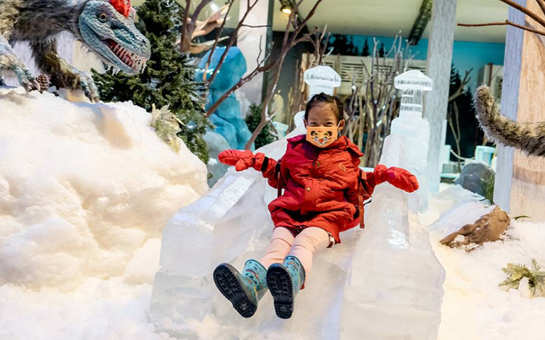 高雄玩雪去!7公尺巨大暴龍、冰冠龍登場,零下空間逛展還有雪車可以玩!