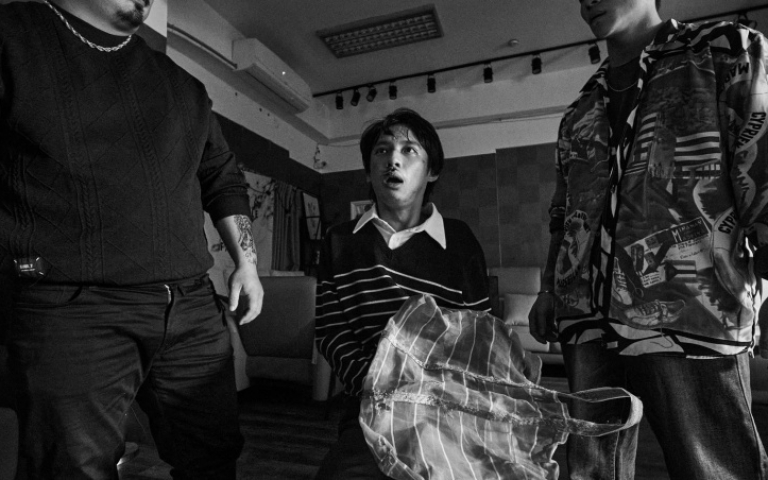 出道十年當上男主角！洪毓璟市場逃命狂奔：好像滿適合拍武打片