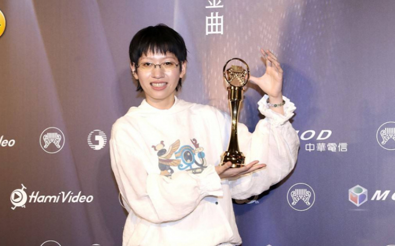 金曲37／陳嫺靜抱回最佳新人獎　手機被收笑稱：只能即興發揮了
