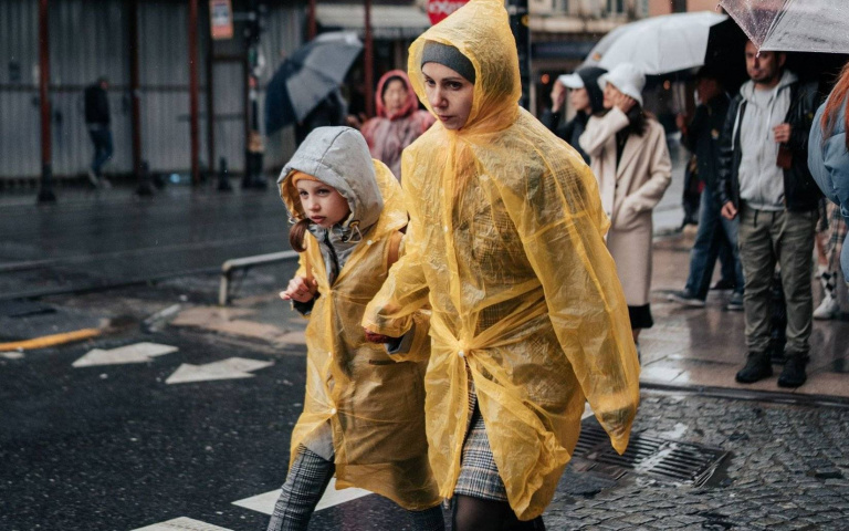 雨衣丟路邊垃圾桶竟被開罰單！「不是一般垃圾」網看傻：9成人全丟錯