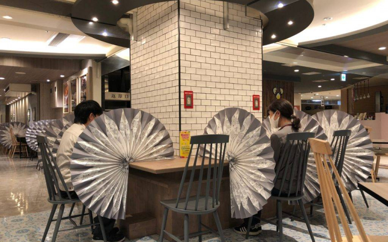 利用「折扇」取代用餐隔板!日本防疫不忘對美感的堅持