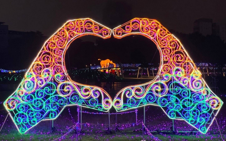 巨型手指愛心閃亮桃園 感應式互動邀民眾一起「手護真心」！