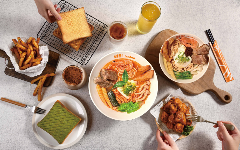 迷客夏開餐廳了!主打鍋燒意麵、厚片、炸物,首家旗艦店台南插旗!