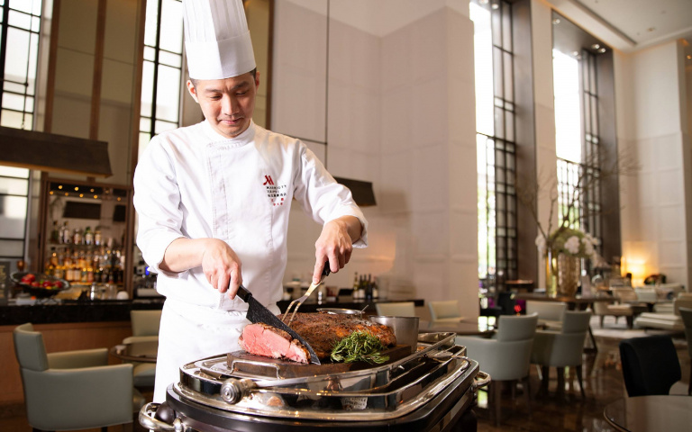酒店肋眼牛排吃到飽！經典配菜無限供應，還能欣賞主廚現切秀！