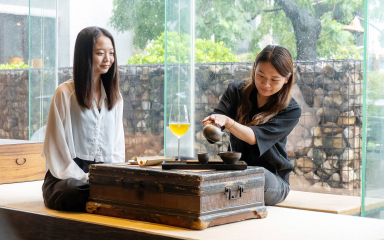 入住嘉義設計旅店沏一壺阿里山茶 台灣造型茶磚禮盒推廣茗茶文化