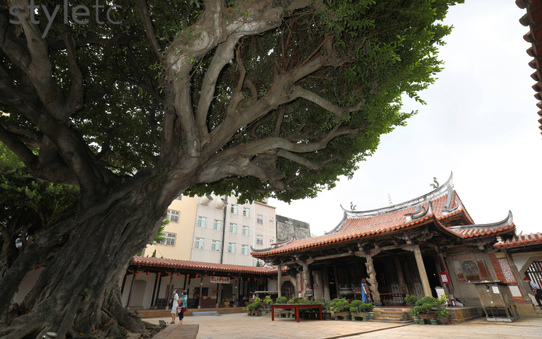 新舊交融在鹿港4/走訪國定古蹟龍山寺 探全台唯一玻璃媽祖廟