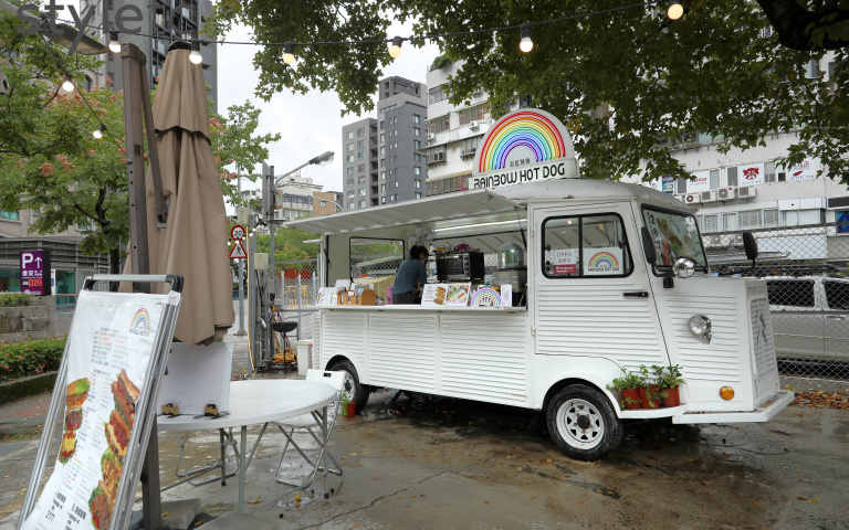 特色餐車2/彩虹熱狗顛覆傳統 傳遞健康飲食理念