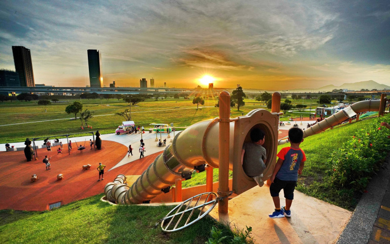 春季造訪新北河濱公園　親子最愛共融遊樂場　賞粉櫻、夜拍光雕橋