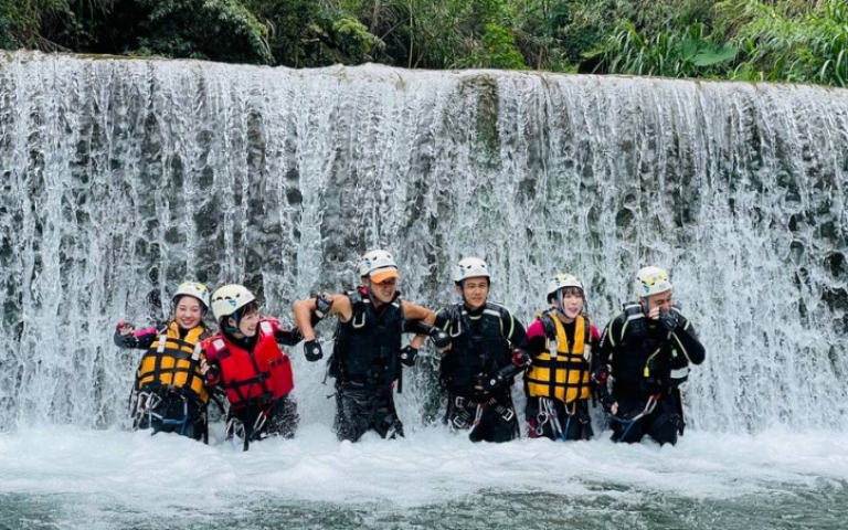 籃籃挑戰瀑布垂降卡水中　驚險瞬間險上社會新聞