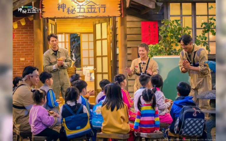 AKIRA開安親班教小孩日文　蔡詩芸探班老公好甜蜜