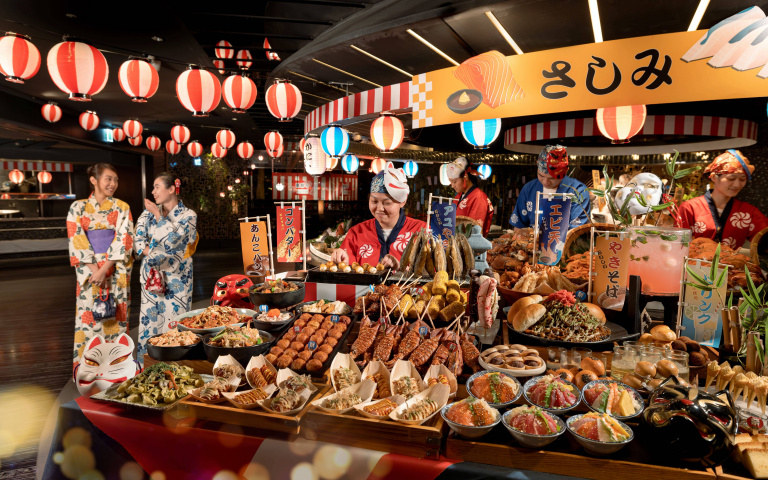 秒飛日本夏日祭典！酒店推「屋台美食祭」，大阪燒、鹽烤香魚準備開吃！