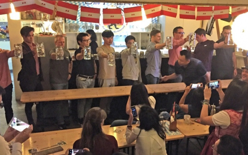 爽！10月啤酒節比賽「舉杯」免費喝生啤！ 大啖德國家鄉菜　每月固定時間老外聚會塞滿店