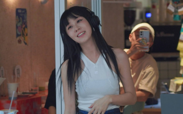 白安化身DJ突襲熱鬧商圈　路人開心隨音樂起舞