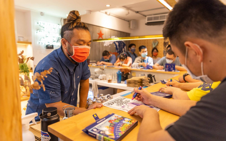 衝浪插畫展宣導海洋保育　周邊商品盈餘將支援自閉症者