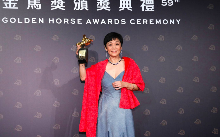 金馬59/張艾嘉三度奪影后哽咽致謝 台下還原寶石項鍊去哪了