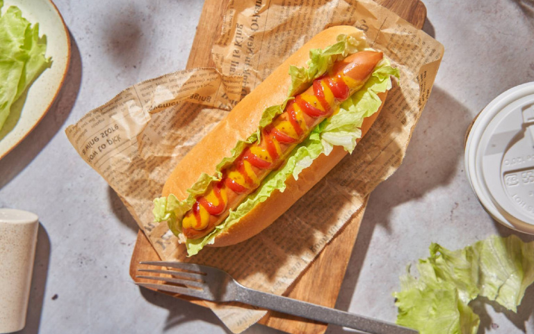 連鎖咖啡補班日優惠！德式生菜熱狗堡套餐、熱紅茶拿鐵，全都百元有找！