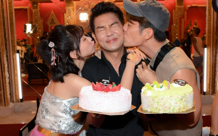 謝承均泰國拍戲慶生　陳志強夫妻熱情強吻