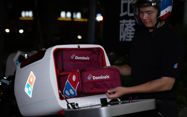 外送黑科技！達美樂推「新世代外送車」溫控烤箱、減震器，送達仍像剛出爐的一樣！