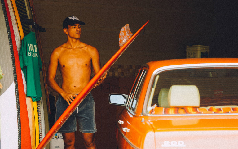 水上活動不想濕身　衝浪品牌與選品店共推防潑水復古聯名系列