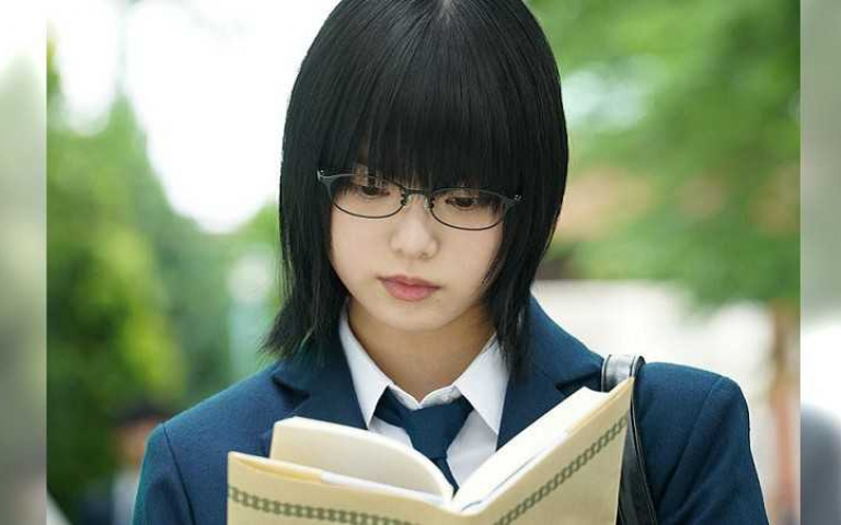 不爽被挑釁 「欅坂46」前成員踹飛芥川賞作家