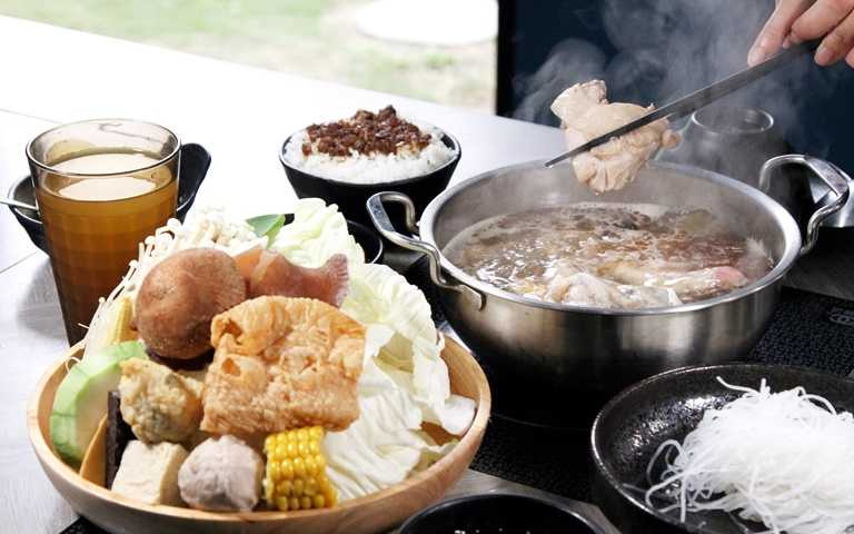 把「薑母鴨」搬進涮涮鍋！中部時尚鍋物店直送「溫體鴨」，還有噴火燒酒雞鍋太美味