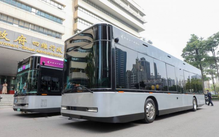 是「鴻海」做的電動公車耶!科技感十足 3/16高雄坐的到!