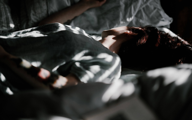 要設一連串的鬧鐘、使用貪睡功能才能醒來?「睡眠惰性」只會讓人越睡越疲憊