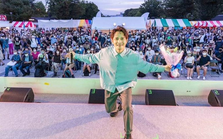羅文裕現身東京「台灣吉日生活節 」 3語翻唱〈淚光閃閃〉