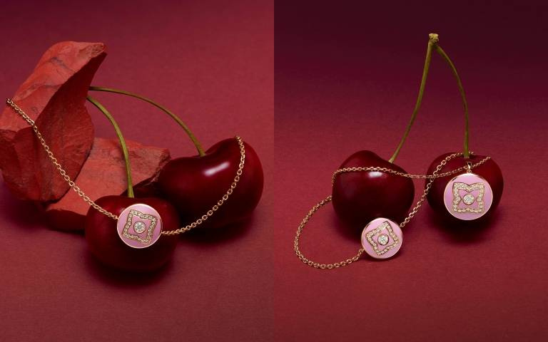 De Beers Jewellers搶先發表2023情人節新作!這次是以超浪漫的「粉紅色琺瑯」為主角!不管是項鍊、手鍊還是耳環全都好想要!