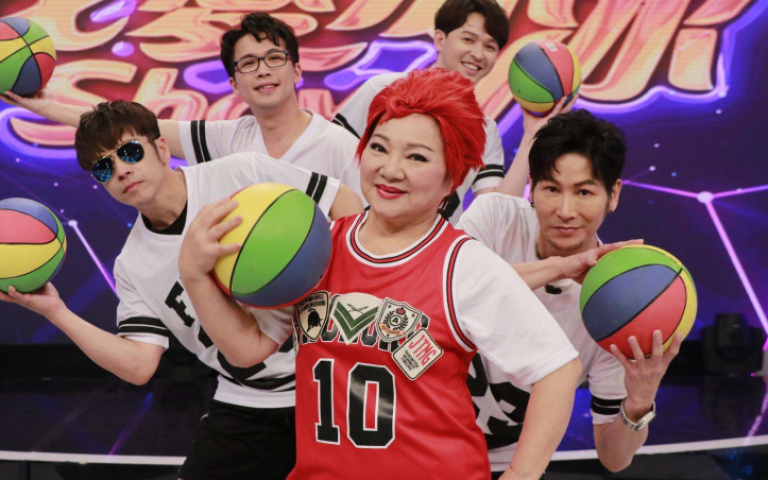 白冰冰唱完〈First Love〉　再扮灌籃高手唱〈好想大聲說喜歡你〉