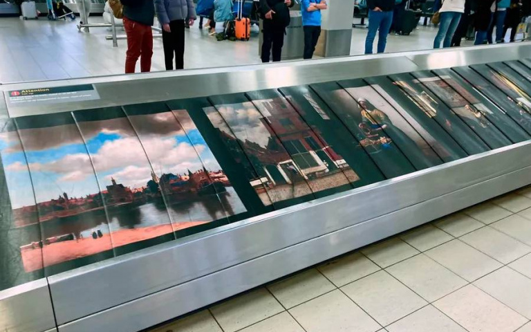 行李箱下的藝廊！阿姆斯特丹機場將行李輸送帶化身為「維梅爾」藝術展