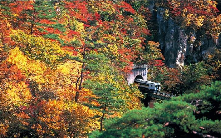 日本這樣玩2/東北最美楓紅鐵道路線大盤點 賞楓、泡湯一次滿足