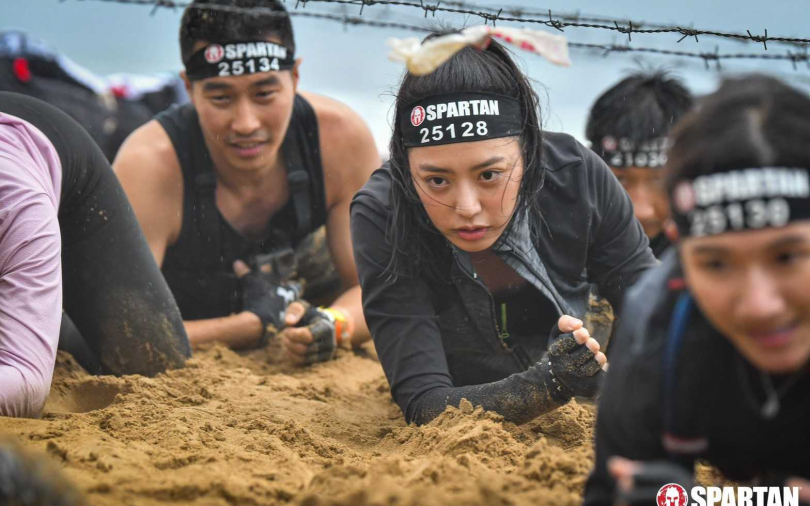 宋城希跌泥坑還是美 越野賽慘摔遇美少女戰士救援