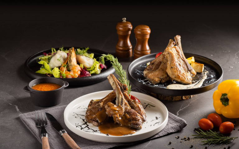 飯店餐廳2人同行77折起！牛排館情人節當晚加贈鮑魚、拍立得合照！