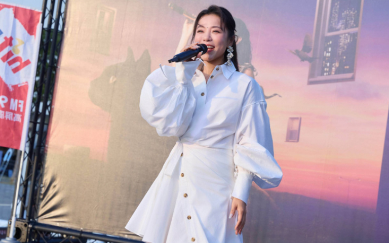 丁噹舉辦簽票會「人來瘋」　與神秘偶像熱辣尬舞