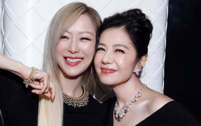 53歲鄭秀文貼臉66歲鍾楚紅兩代女神同框太養眼！高清近拍美到衝熱搜！