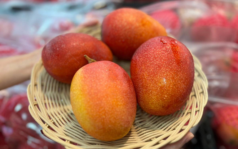 1人1顆剛剛好！愛買量販芒果限時特賣，每袋甜甜價只要59元