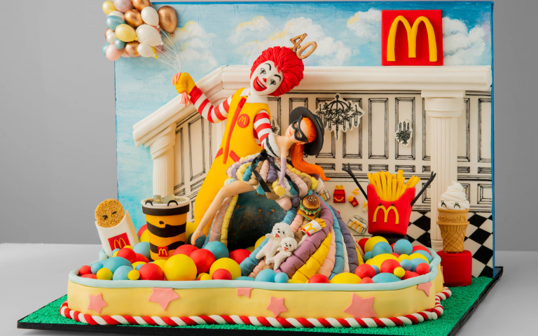 歡慶麥當勞40週年！蔡依林現身全台第一間麥當勞，製作生日蛋糕與粉絲同樂！